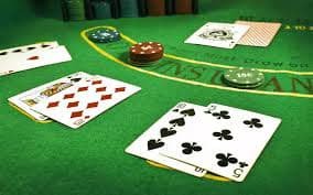 Tampilan meja Texas Hold'em Bonus di satria888 dengan kartu terbuka, area pertaruhan, dan dealer di layar ponsel